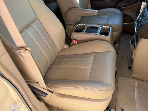 Used 2015 Chrysler Town & Country Touring image 8