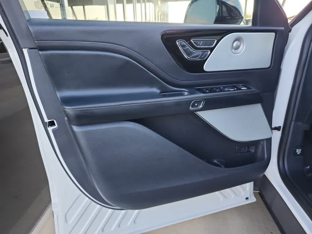 Used 2025 Lincoln Aviator Reserve w/ Equipment Group 201A AWD/4WD image 11