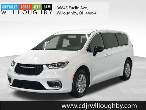 New 2025 Chrysler Pacifica Select image 1