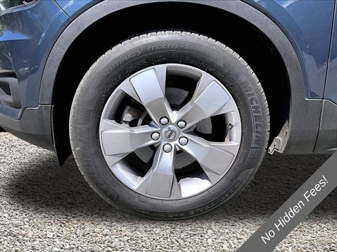 Used 2021 Volvo XC40 T4 Momentum FWD image 8