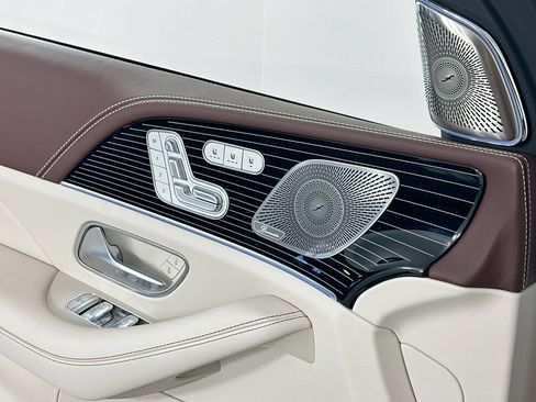 Used 2026 Mercedes-Benz Maybach GLS 600 4MATIC image 17