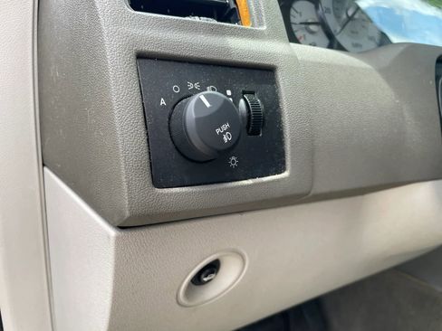 Used 2010 Chrysler 300 Touring RWD image 19
