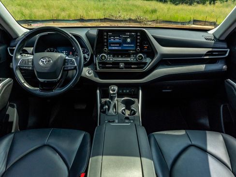 Used 2020 Toyota Highlander XLE FWD image 21
