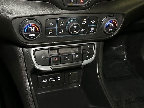 Used 2023 GMC Terrain SLE w/ Driver Convenience Package image 25