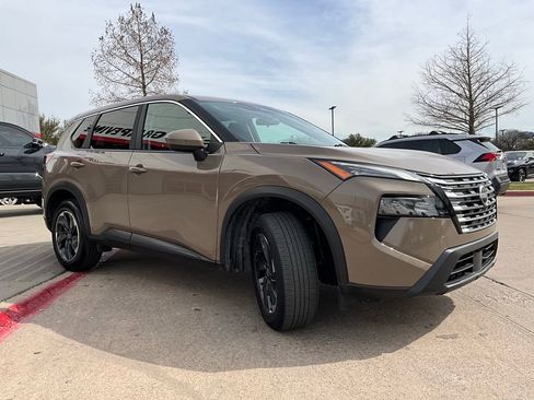 Used 2025 Nissan Rogue SV image 4