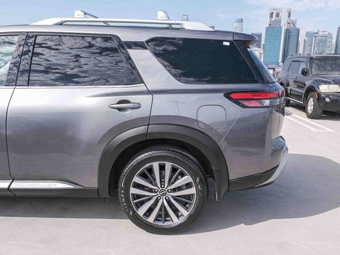 Used 2022 Nissan Pathfinder Platinum w/ Lighting Package (N92) FWD image 8