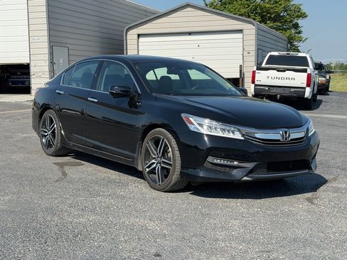 Used 2017 Honda Accord Touring image 2