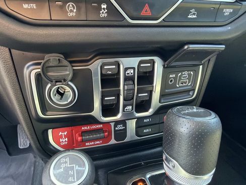 Used 2024 Jeep Gladiator Mojave w/ Technology Group AWD/4WD image 29