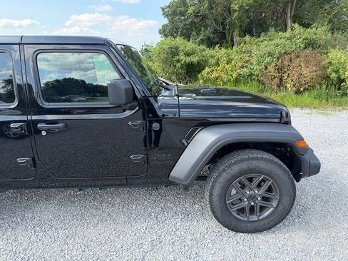 Used 2025 Jeep Wrangler Unlimited Sport AWD/4WD image 22
