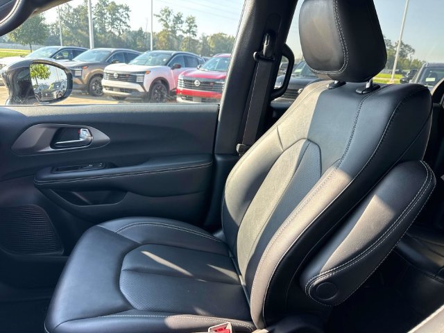 Used 2025 Chrysler Pacifica Select FWD image 21