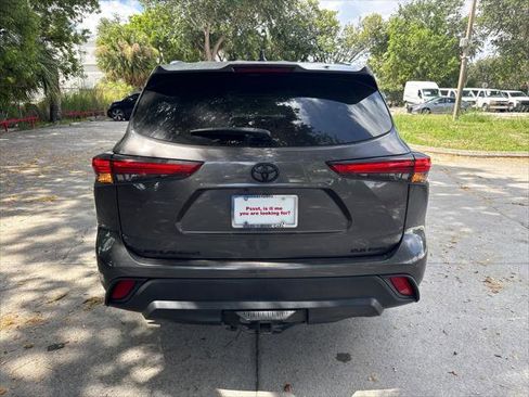 Used 2021 Toyota Highlander XLE AWD/4WD image 7
