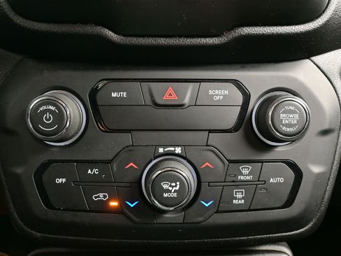 Used 2019 Jeep Renegade Latitude image 18