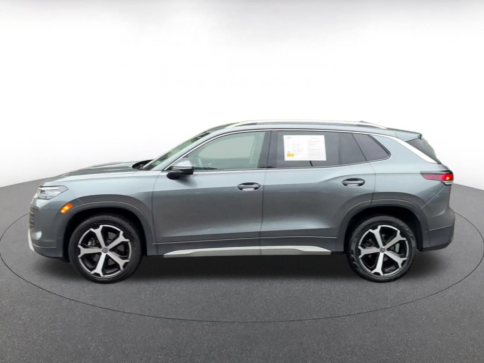 Used 2026 Volkswagen Tiguan SE AWD/4WD image 8