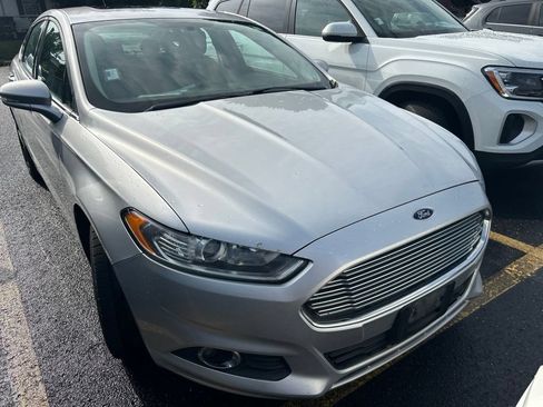 Used 2016 Ford Fusion SE w/ Equipment Group 201A FWD image 2
