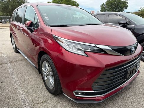 Used 2024 Toyota Sienna Limited FWD image 2