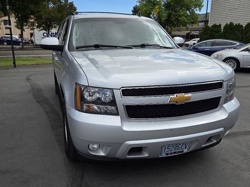 Used 2012 Chevrolet Suburban LT w/ Luxury Package AWD/4WD image 4