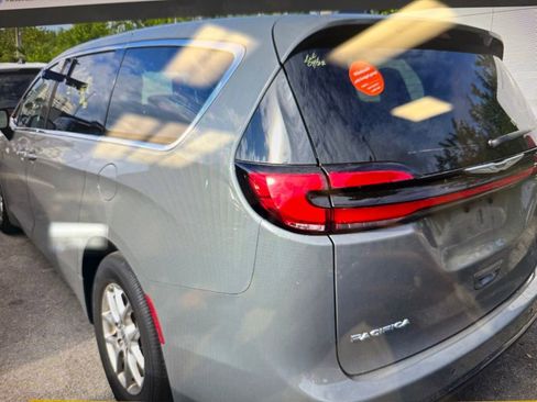 Used 2025 Chrysler Pacifica Select FWD image 6