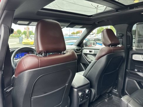 Used 2020 Ford Explorer Platinum w/ Premium Technology Package AWD/4WD image 32