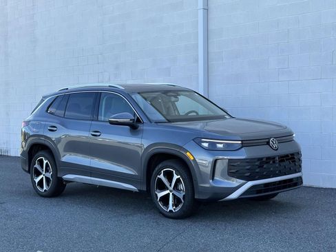New 2025 Volkswagen Tiguan SE image 8