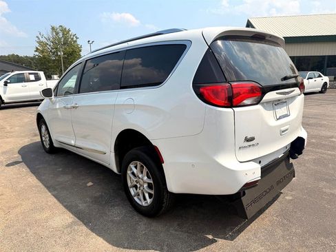 Used 2020 Chrysler Pacifica Touring-L w/ Advanced Safetytec Group image 4