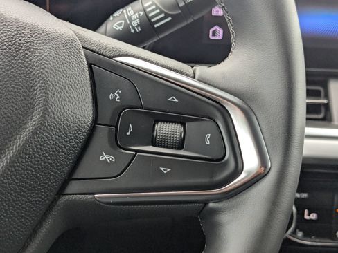 Used 2024 Chevrolet Trax LT w/ Sunroof Package FWD image 22