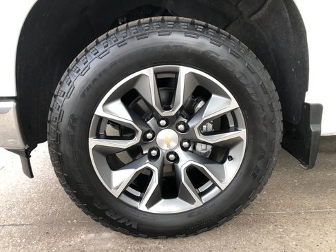 Used 2025 Chevrolet Silverado 1500 LT AWD/4WD image 4