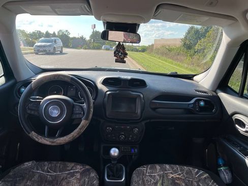 Used 2018 Jeep Renegade Altitude FWD image 5