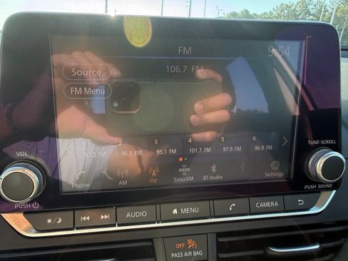 Used 2025 Nissan Altima 2.5 SV FWD image 12