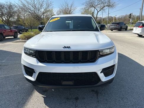 Used 2024 Jeep Grand Cherokee Altitude AWD/4WD image 3