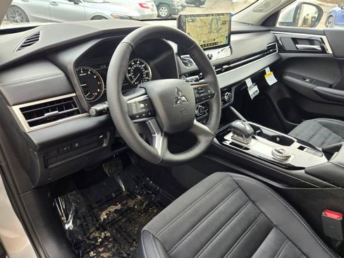 New 2026 Mitsubishi Outlander SE image 16
