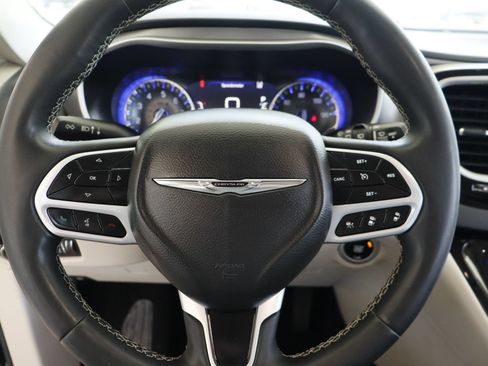 Used 2022 Chrysler Pacifica Touring-L FWD image 11