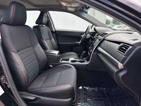 Used 2017 Toyota Camry SE w/ Moonroof Package FWD image 10