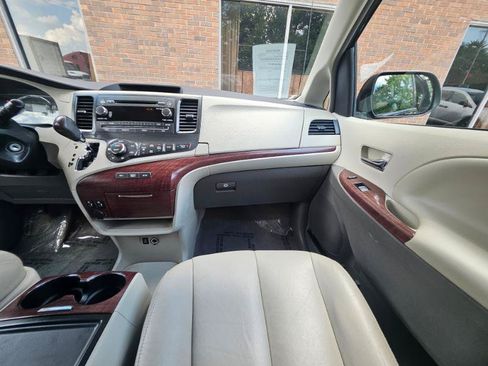 Used 2014 Toyota Sienna XLE FWD image 61