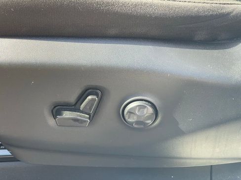 Used 2023 Chrysler Voyager LX FWD image 15
