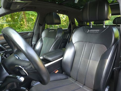 Used 2020 Bentley Bentayga Design Series image 14