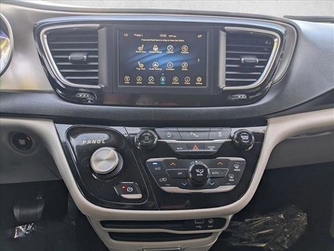 Used 2020 Chrysler Pacifica Touring-L FWD image 15