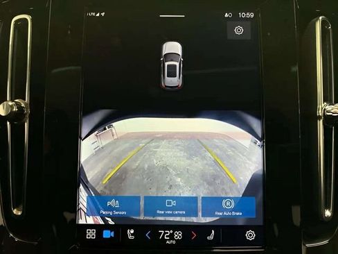 Used 2025 Volvo XC40 B5 Core image 8