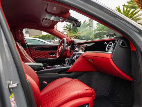 Used 2022 Bentley Flying Spur V8 image 41