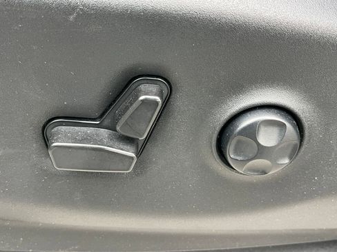 Used 2023 Chrysler Voyager LX image 22