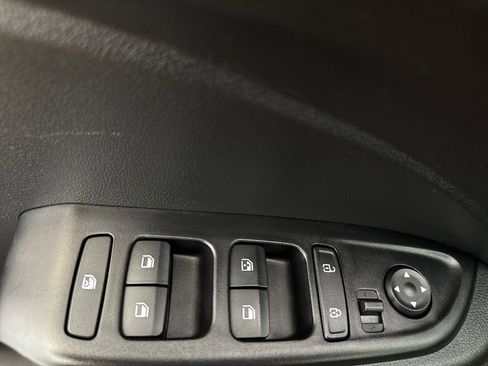 Used 2022 Hyundai Venue Limited image 12