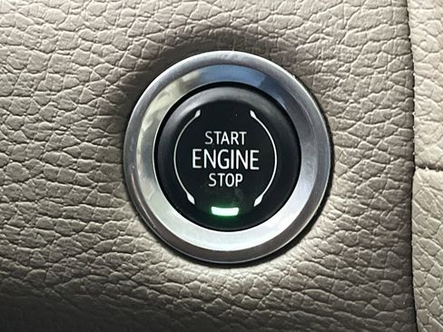 Used 2021 GMC Yukon XL Denali w/ Denali Premium Package image 24