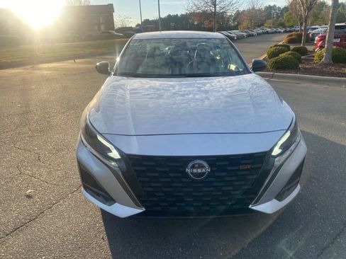 Used 2024 Nissan Altima 2.5 SR image 2