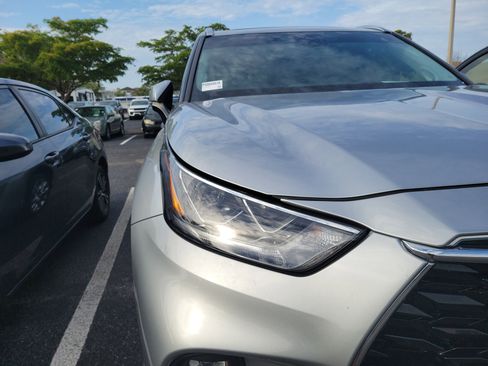 Used 2023 Toyota Highlander Limited FWD image 7