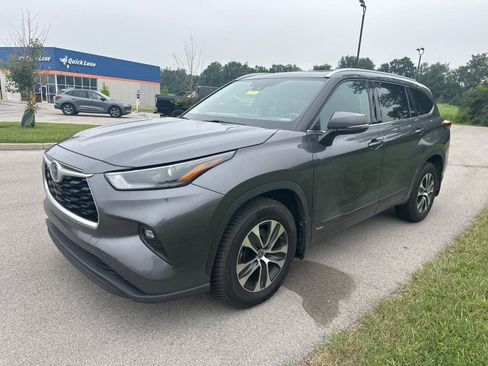 Used 2022 Toyota Highlander XLE AWD/4WD image 3