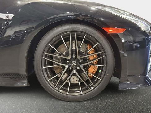 Used 2021 Nissan GT-R Premium image 13