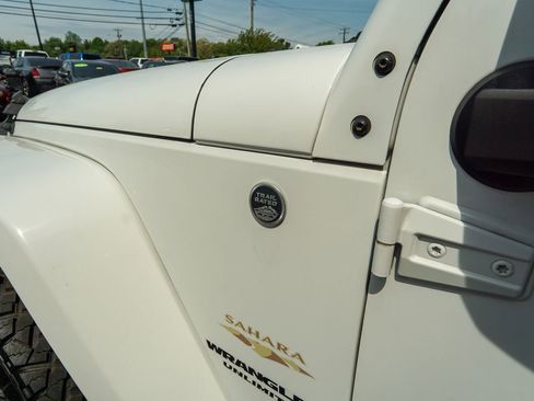 Used 2015 Jeep Wrangler Unlimited Sahara w/ Connectivity Group AWD/4WD image 8
