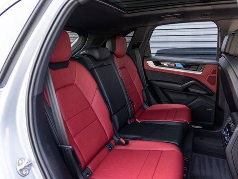 Used 2025 Porsche Cayenne AWD/4WD image 31
