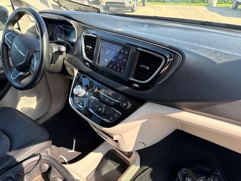Used 2020 Chrysler Pacifica Touring-L FWD image 10