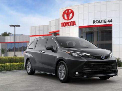 New 2025 Toyota Sienna XLE image 15