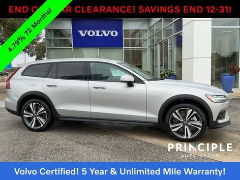 Certified 2025 Volvo V60 B5 Cross Country Plus image 3